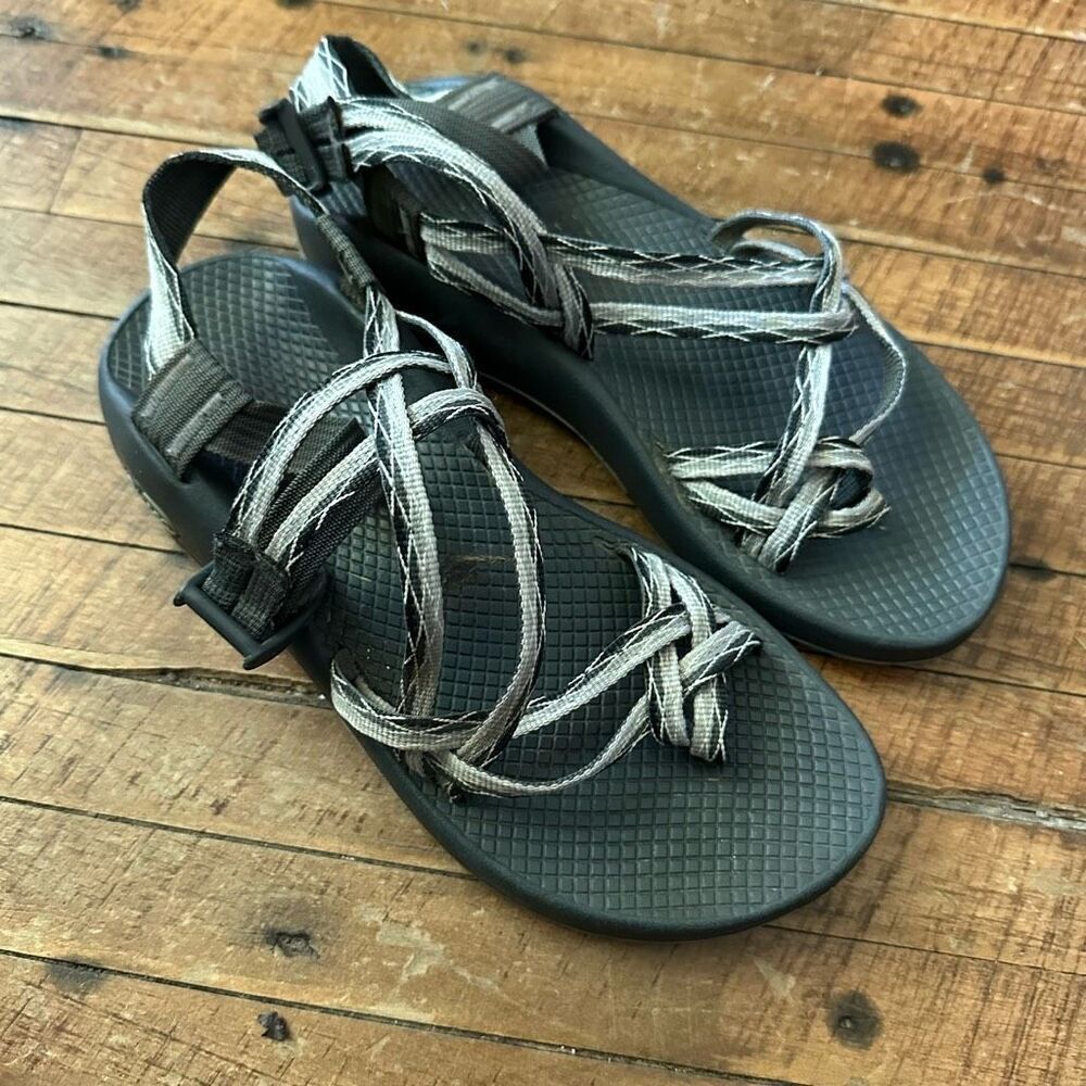 Chaco strappy black & gray W8 gorpcore hiking sandals